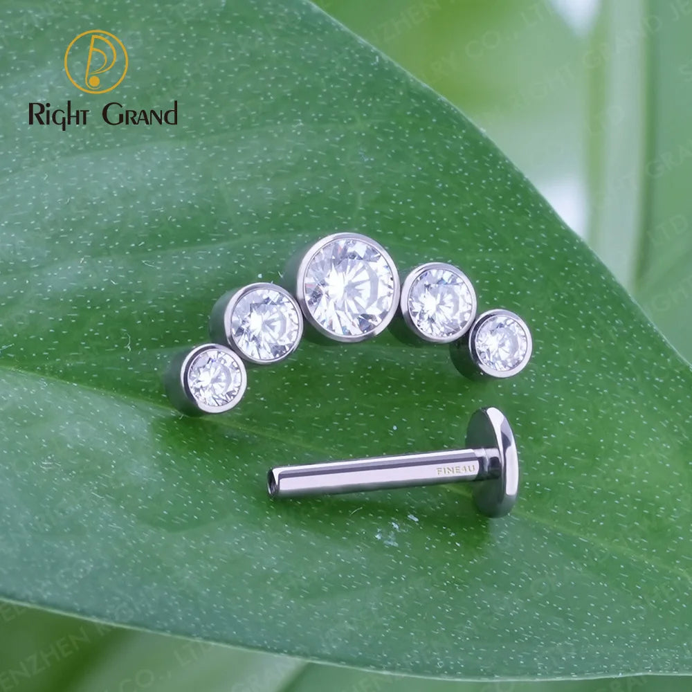 Right Grand ASTM F136 Titanium Internal Thread Bezel Set 5 Cubic Zircon Curved Cluster Labret Lip Piercing