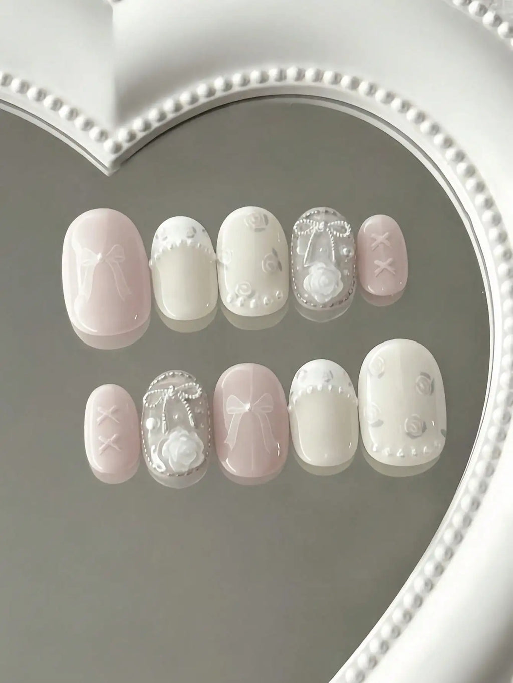 10 Pieces of Short Pink and White Rose Ballet-Style Press-On Nails, Gentle French Style, Featuring 3D Roses, Bows, and Pearls, with Nude Color Contrast and 3D Embossing Techniques, Suitable for Young Girls and Young Women, Id